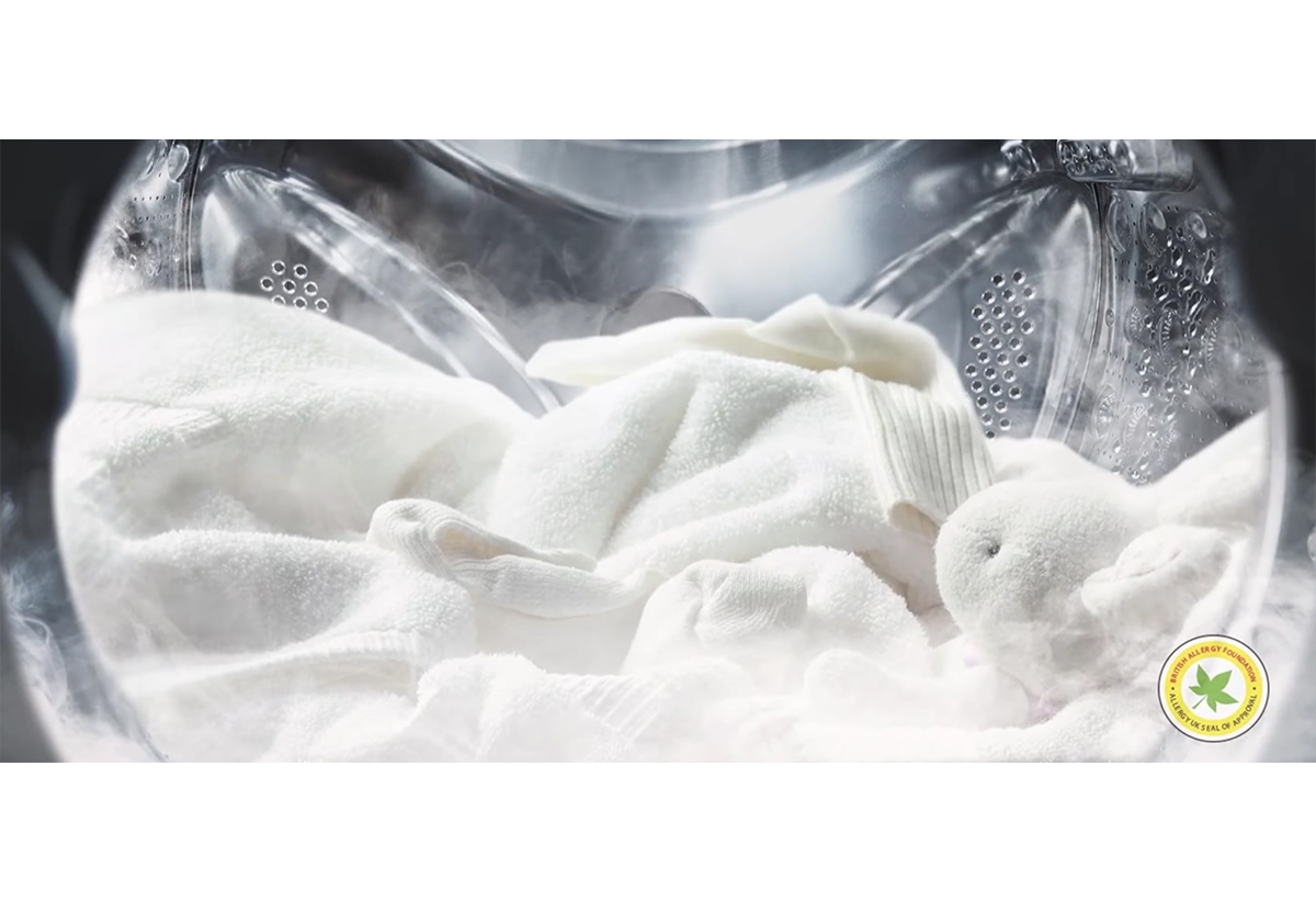 Απεικονίζεται η χρήση ατμού σε ρούχα.